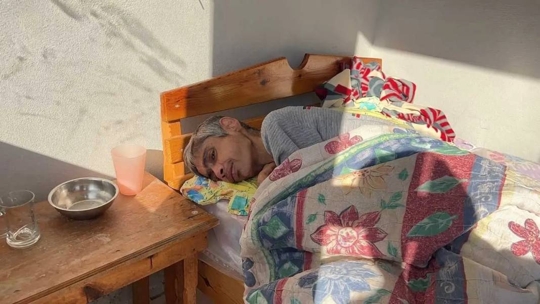 Mersin’de Engelli Ablaya 3 Katlı Evin Bahçesinde Kulübe! 4